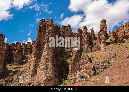 Majestätischen Felsformationen Schub aus dem Boden mit der John Tag National Monument Clarno Maßeinheit. 18 Meilen westlich von fossilen Oregon. Volconic Lahare gebildet Stockfoto