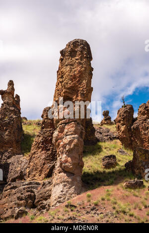 Majestätischen Felsformationen Schub aus dem Boden mit der John Tag National Monument Clarno Maßeinheit. 18 Meilen westlich von fossilen Oregon. Volconic Lahare gebildet Stockfoto