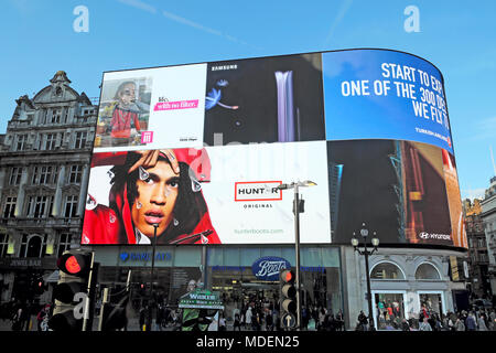 Hunter Boots Anzeige auf einer elektronischen Werbeplakatwand in Piccadilly Circus Central London England Großbritannien KATHY DEWITT Stockfoto