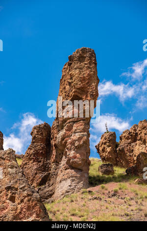 Majestätischen Felsformationen Schub aus dem Boden mit der John Tag National Monument Clarno Maßeinheit. 18 Meilen westlich von fossilen Oregon. Volconic Lahare gebildet Stockfoto