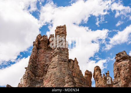 Majestätischen Felsformationen Schub aus dem Boden mit der John Tag National Monument Clarno Maßeinheit. 18 Meilen westlich von fossilen Oregon. Volconic Lahare gebildet Stockfoto