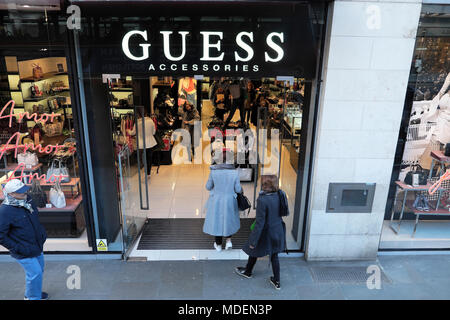 Käufer zu Fuß in den Eingang von Guess Zubehör Shop, ein High Street Store in Knightsbridge London, England, Grossbritannien KATHY DEWITT Stockfoto