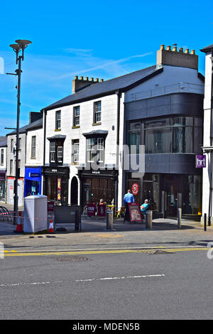 Costa Kaffee Räumlichkeiten 31-37 Caroline Street, Bridgend, Wales. In einer Fußgängerzone, die mit steigenden Poller Einschränkung befahren. Stockfoto