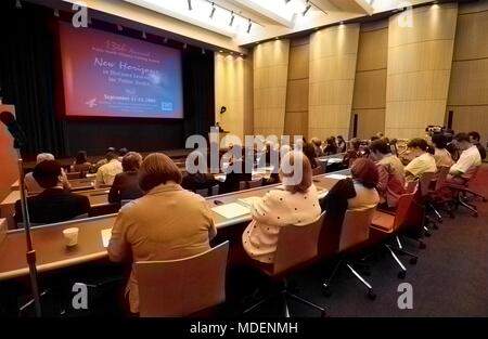 'Neue Horizonte, im Fernunterricht für die öffentliche Gesundheit', 13. jährliche öffentliche Gesundheit distance learning Summit, 22. September 2005. Mit freundlicher Seuchenkontrollzentren (CDC). Hinweis: Das Bild hat digital über ein modernes Prozess eingefärbt worden. Farben können nicht wissenschaftlich korrekt sein. () Stockfoto