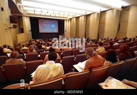 'Neue Horizonte, im Fernunterricht für die öffentliche Gesundheit', 13. jährliche öffentliche Gesundheit distance learning Summit, 22. September 2005. Mit freundlicher Seuchenkontrollzentren (CDC). Hinweis: Das Bild hat digital über ein modernes Prozess eingefärbt worden. Farben können nicht wissenschaftlich korrekt sein. () Stockfoto