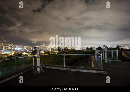 Dieser Standpunkt Itchimbia Park während des Tages und der Nacht besucht wird, können Sie die Stadt Quito bewundern. Stockfoto