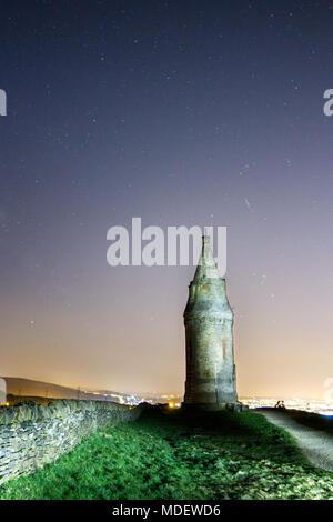 Night Shot von Hartshead Hecht Erfassung der Nachthimmel und die Sterne über dem viktorianischen Leuchtfeuer in Mossley, Tameside, Großbritannien. Stockfoto