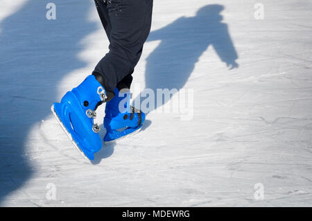 Schatten der Eiskunstläuferin auf Eis Stockfoto