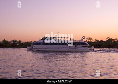 BUENOS AIRES, Argentinien - 7. Oktober: Passagierfähre segeln durch den Rio de la Plata, zwischen Argentinien und Uruguay. Stockfoto