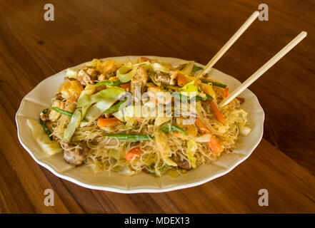 Gebratener Reis Nudeln mit Shrimps, Hähnchen und Gemüse Stockfoto