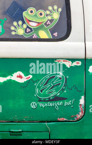 Rückseite eines Grünen VW Volkswagen Wohnmobil mit Frosch Aufkleber an einem VW zeigen. England. Vintage Filter angewendet Stockfoto