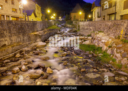 Die Nere River Crossing das Dorf von Vielha, in das Tal Val d'Arán, Pyrenäen, Katalonien, Spanien Stockfoto