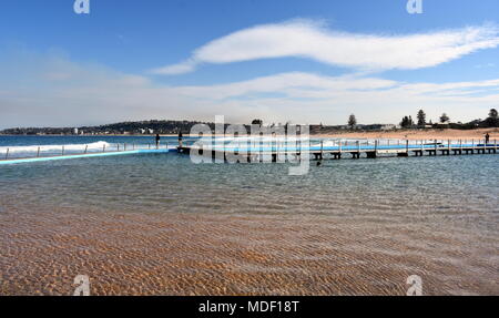 Die Aussicht auf die Northbridge Ocean Rock Pools und den Strand. Stockfoto