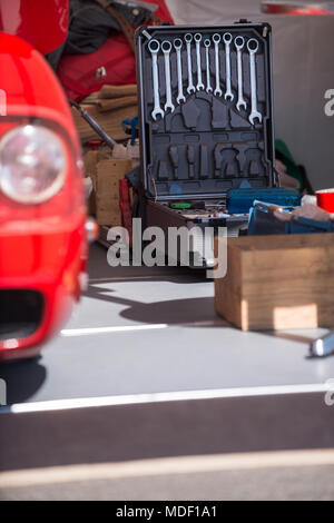 Classic Car mit Werkzeuge und Ersatzteile in eine offene Garage Stockfoto