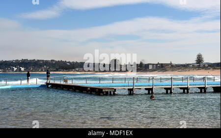 Die Aussicht auf die Northbridge Ocean Rock Pools und den Strand. Stockfoto