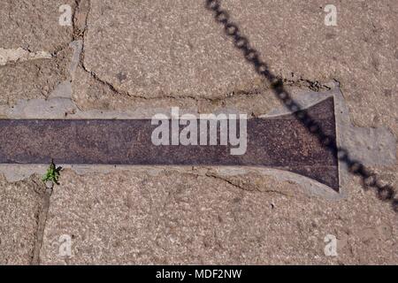 Granit und Bügeleisen Damm am Gatter verriegeln, entlang der Exeter Ship Canal. Rasen Lock, Devon, Großbritannien. April, 2018. Stockfoto