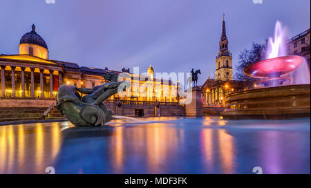 Ein abendlicher Blick über den Brunnen am Trafalgar Square, London, England Stockfoto