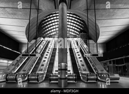 Fahrtreppen am Eingang der Canary Wharf U-Bahn/U-Bahn Station in London, England. Stockfoto