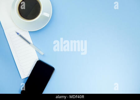 Kreative flach Foto von Arbeitsplatz mit Schreibtisch mit Papier Notebook, Smartphone, Ohrstücke, Pen und Kaffee mit Kopie Raum Hintergrund minimal Style Stockfoto