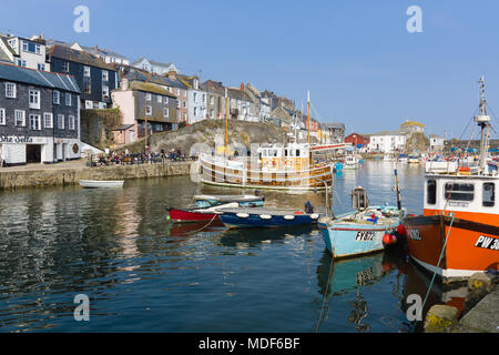 Mevagissey Hafen mit Fischerbooten innerhalb der Cornwall Gebiet von außergewöhnlicher natürlicher Schönheit und ist ein beliebtes Urlaubsziel Stockfoto