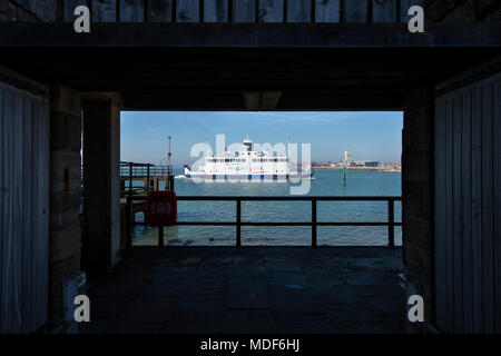 Wightlink Fähren, Wight Sun Ankunft in Portsmouth von Fishbourne, Isle of Wight am 19. April 2018. Von den heißen Wänden, Portsmouth gefahren Stockfoto