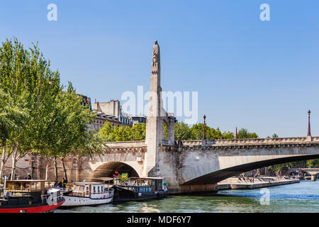 Die Brücke von La Tournelle, Statue von Sainte Genevieve, Paris, Frankreich Stockfoto