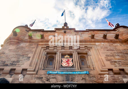 Das Edinburgh Castle Torhaus Eingang Fassade mit dem Löwen Crest und lateinische Motto des Royal Stuart Dynastie von Schottland Stockfoto