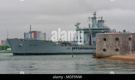 Die königliche Flotte Hilfs Auffüllung tanker Wave Ritter (A 389) Abflug Portsmouth Naval Base, UK am 3. Juni 2016 für die Karibik Bereitstellung. Stockfoto