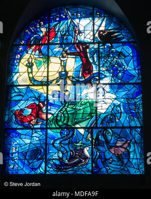 Kirchenfenster von Chagall, die für den Stamm der Söhne Dan an der Hadassah Krankenhaus in Jerusalem. Stockfoto