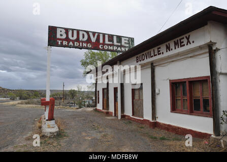 Die historische Budville Handelsgesellschaft in Budville, New Mexico. Die lange - geschlossene Geschäft einmal war ein beliebter Zwischenstopp für Einheimische und Autofahrer auf der Route 66. Stockfoto