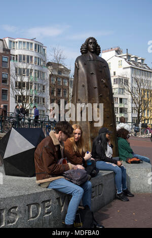 Amsterdam, Niederlande - 14 April 2018 Statue von Spinoza in Amsterdam gegen den blauen Himmel Stockfoto