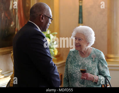 Königin Elizabeth II. empfängt den Premierminister der Bahamas Hubert Minnis während Mittags ein Empfang für neue Commonwealth Regierungschefs am Buckingham Palace in London. Stockfoto