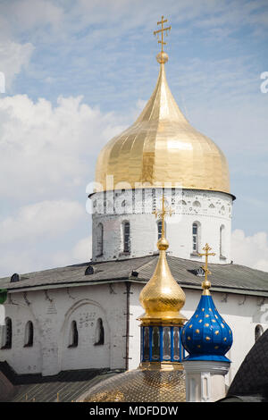 Berühmte christliche Ort: goldenen Kuppeln der Pochaiv Lavra an einem klaren Tag, Tenopil region, Ukraine Stockfoto