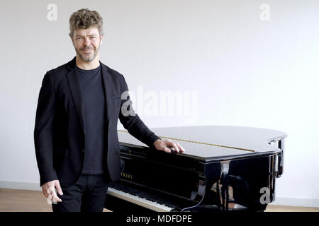 Pablo Heras Casado präsentiert das benefizkonzert "Acordes con Solidaridad" mit den San Antonio de Madrid Schule Chor am Teatro Real, organisiert von Hilfe en Accion, in Madrid, Spanien. Mit: Pablo Heras Casado Wo: Madrid, Gemeinschaft von Madrid, Spanien Wann: 19 Mar 2018 Credit: Oscar Gonzalez/WENN.com Stockfoto