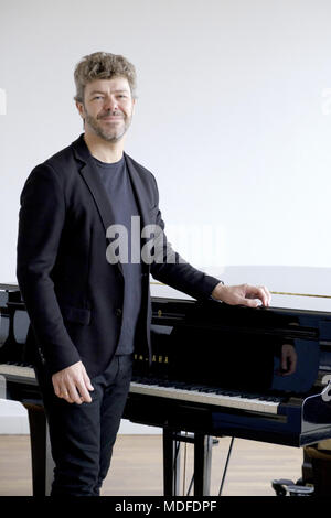 Pablo Heras Casado präsentiert das benefizkonzert "Acordes con Solidaridad" mit den San Antonio de Madrid Schule Chor am Teatro Real, organisiert von Hilfe en Accion, in Madrid, Spanien. Mit: Pablo Heras Casado Wo: Madrid, Gemeinschaft von Madrid, Spanien Wann: 19 Mar 2018 Credit: Oscar Gonzalez/WENN.com Stockfoto