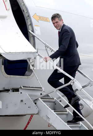 Verteidigungsminister Gavin Williamson bei einem Besuch in RAF Lossiemouth, Moray, wo er den Bau eines neuen Hauses für maritime Patrol aircraft gestartet und an Bord einer US Navy P-8A Seeüberwachungsflugzeuge. Stockfoto