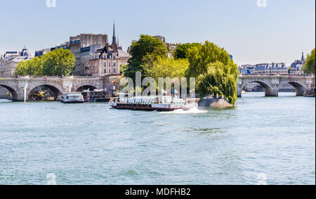 Die vedettes du Pont Neuf tour Boot auf der Seine in der Nähe einer Brücke. Paris, Frankreich Stockfoto