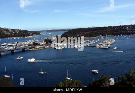 Die Spit Spit Bridge mit angelegten Yachten und der Sydney Harbour im Hintergrund. Stockfoto