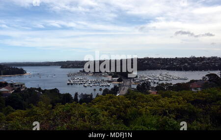 Die Spit Spit Bridge mit angelegten Yachten und der Sydney Harbour im Hintergrund. Stockfoto