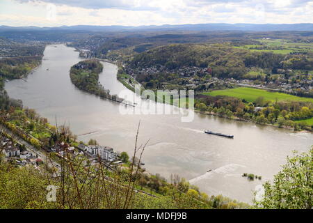 Blick über das Rheintal von oben auf dem Drachenfels nahe Königswinter, Deutschland. In der Mitte der Insel Nonnenwerth sichtbar. Stockfoto