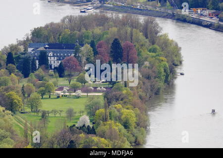 Blick über das Rheintal von oben auf dem Drachenfels nahe Königswinter, Deutschland. In der Mitte der Insel Nonnenwerth sichtbar. Stockfoto