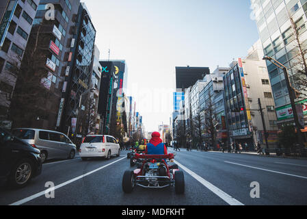 Abenteuer rund um Tokyo auf go-carts wie Mario Kart Zeichen gekleidet. Akihabara, Shibuya und Shinjuku enthalten! Stockfoto