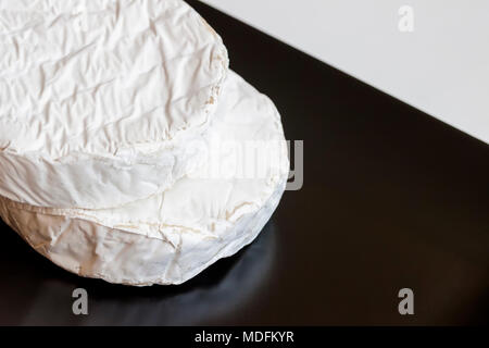 Zwei Köpfe von Camembert oder Brie Käse in Schwarze quadratische Platte. Ansicht von oben. Platz kopieren Stockfoto