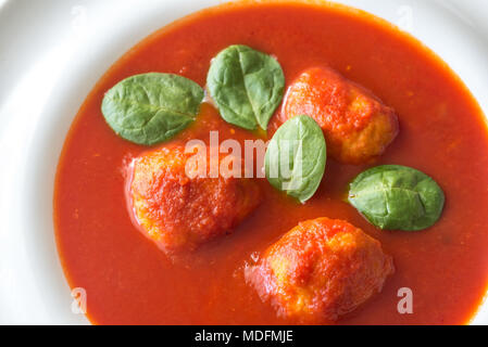 Teil der Tomatensuppe mit fleischklößchen Stockfoto
