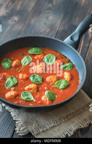 Tomatensuppe mit Fleischklößchen Stockfoto