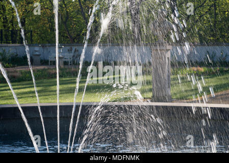 Kleine fauntain im Park an einem sonnigen Tag Stockfoto