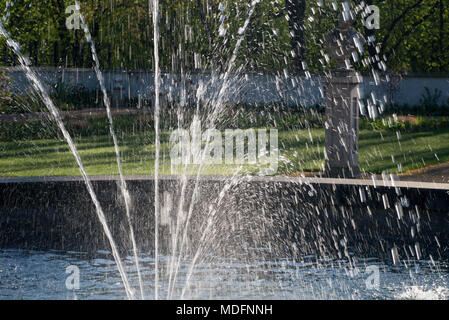 Kleine fauntain im Park an einem sonnigen Tag Stockfoto