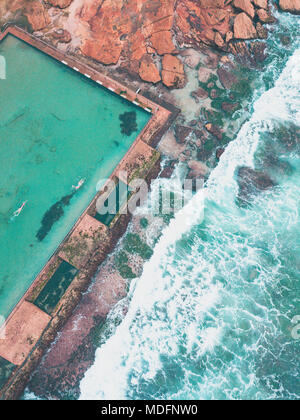 Luftaufnahme von zwei Schwimmer, Cronulla Beach Rock Pool, New South Wales, Australien Stockfoto