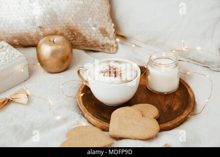 Kaffee und Kekse in Herzform Stockfoto