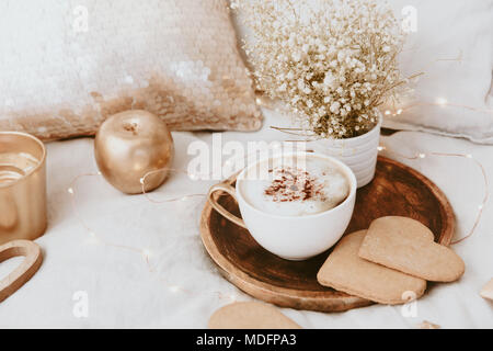 Kaffee und Kekse in Herzform Stockfoto